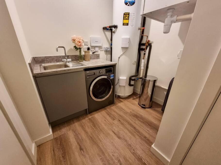 Luxury City Centre Townhouse With Parking Manchester Exterior photo